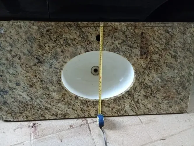 Tampo de granito com cuba de ceramica