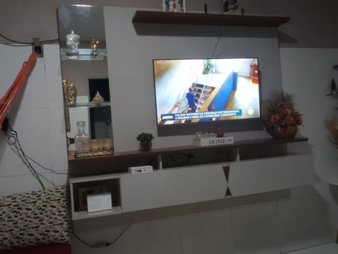 Painel de TV co. Dois compartimento para documentos 