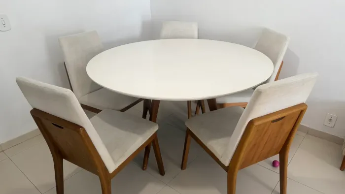 Mesa com cadeiras abra casa