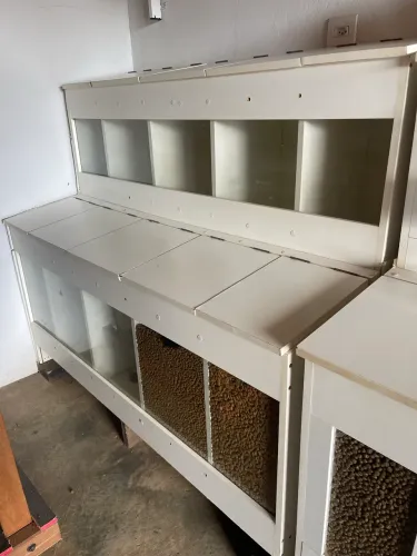 DISPENSER/EXPOSITOR PARA RAÇÃO A GRANEL