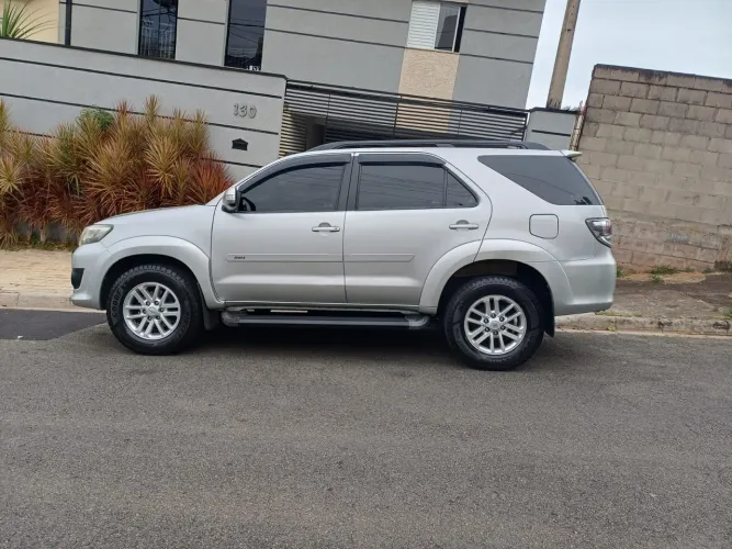 Toyota Hilux SW4 SR 4X2 2.7/ 2.7 Flex 16V Aut. 2013