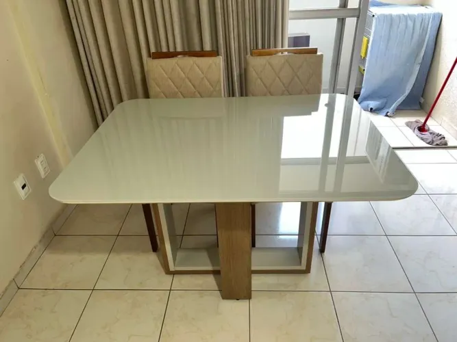 Mesa super confortável e com cadeiras de madeira