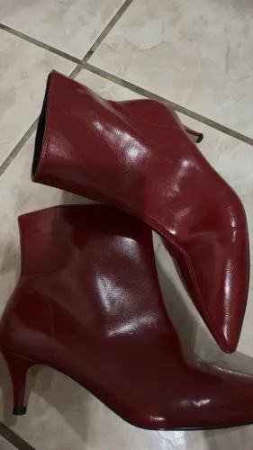 Bota Satinato Vermelha Bico Fino Salto Baixo