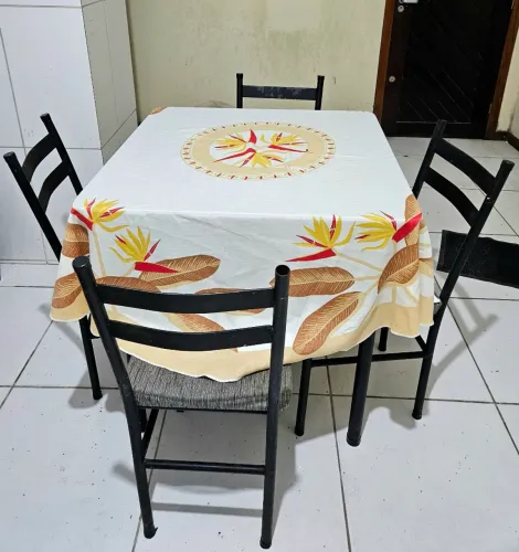 Masa com 4 cadeira de ferro estafada
