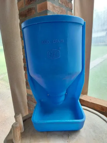 Comedouro vertical para animais em geral