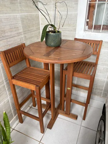 ? Mesa Bistrô de Madeira Maciça com 2 Banquetas ?