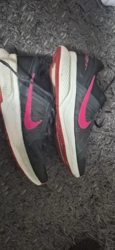 Tênis Nike Run Swift 2 Feminino na cor chumbo e pink Usado original