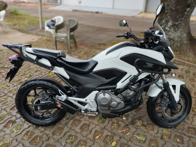 Vendo Honda NC 700X ano 2013 preço 30,000 com manual de proprietário chave reserva