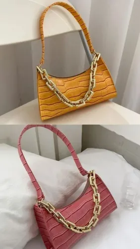 Bolsa com textura croco e corrente