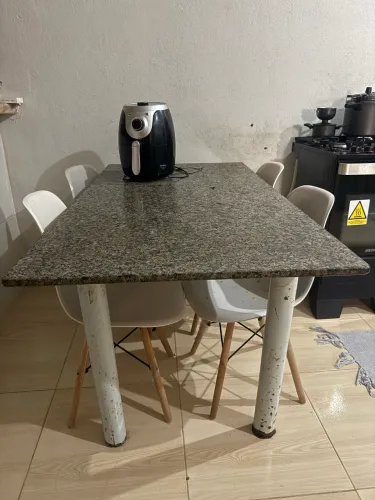 Mesa de mármore, 6 lugares e 4 cadeiras brancas