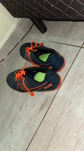Chuteira do CR7 futsal com um leve rasgado