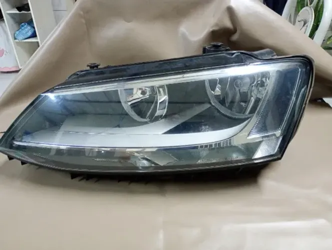 Farol Jetta 2016