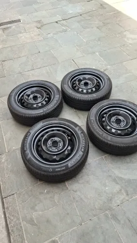 4 Pneus Michelin 185/60 R15 com rodas