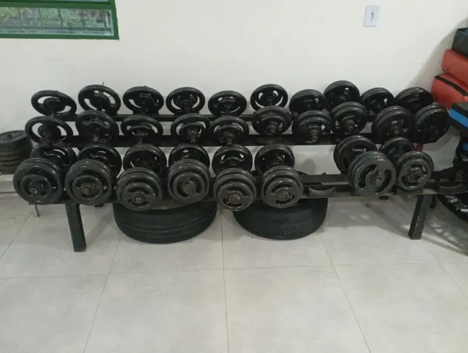 Jogo Dumbells emborrachados de 10 a 30kg com suporte 