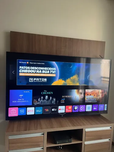 Smart TV LG de 70 polegadas, com sistema webOS.