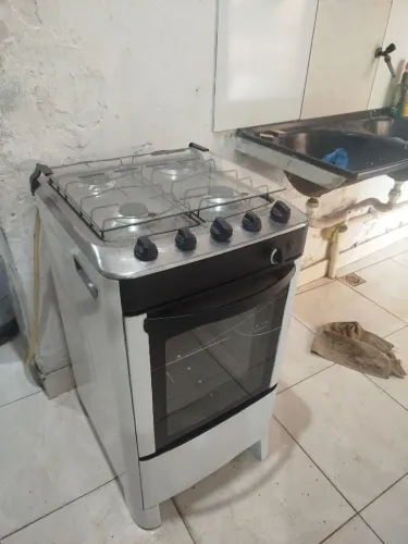 um fogão usado ele e manual 