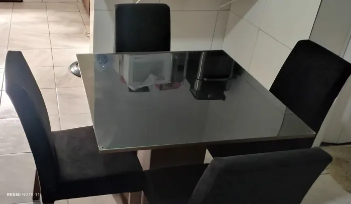 Mesa com 4 cadeiras tampo de vidro 