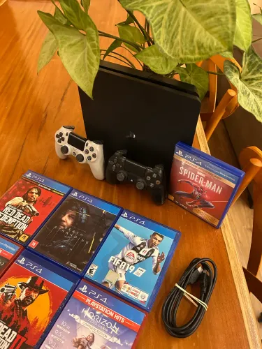 Play Station 4 Slim 10 jogos 2 controles