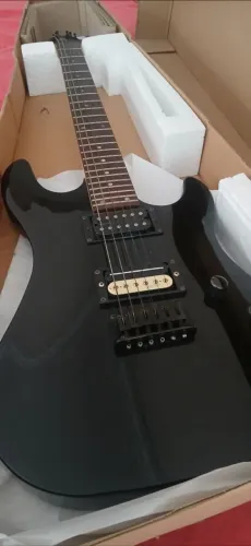 Guitarra Cort c/ Malagoli hh777
