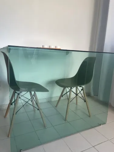 Mesa de vidro com 2 cadeiras