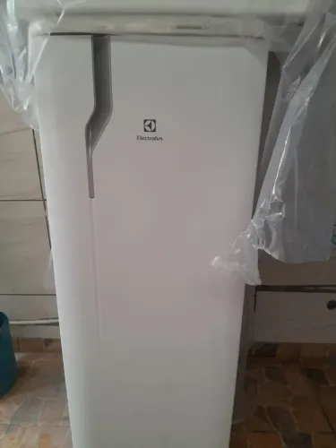 Geladeira Eletrolux RE31 240 Litros