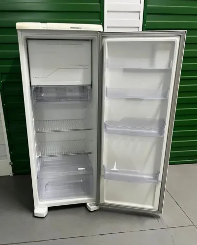 Vende-se essa geladeira Eletrolux Frost Free 