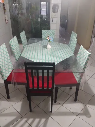 Mesa de jantar com 8 cadeiras R $ 1100