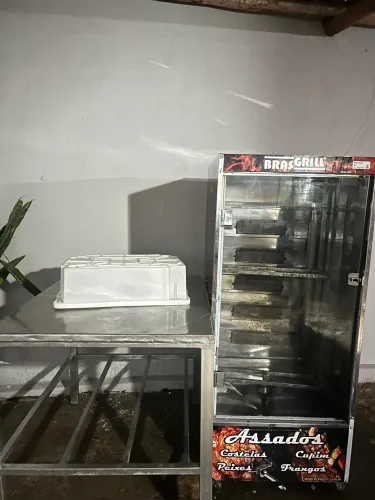 Máquina de assar frango + Mesa inox + 2 Caixa Plástica + utensílios 