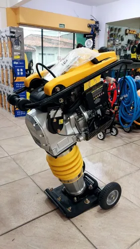Compactador de solo a gasolina Toyama (Loja)