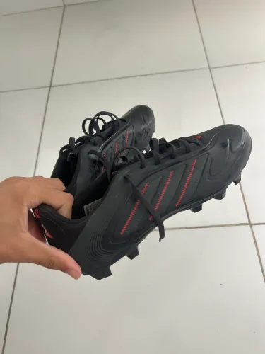 Chuteira adidas profissional 