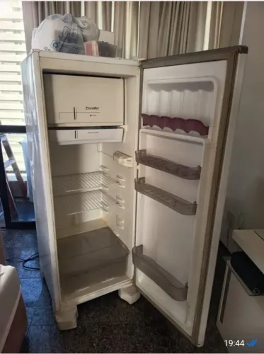 Vendo geladeira branca Esmaltec 245 L econômica funcionando e bem conservada R$ 700,00.