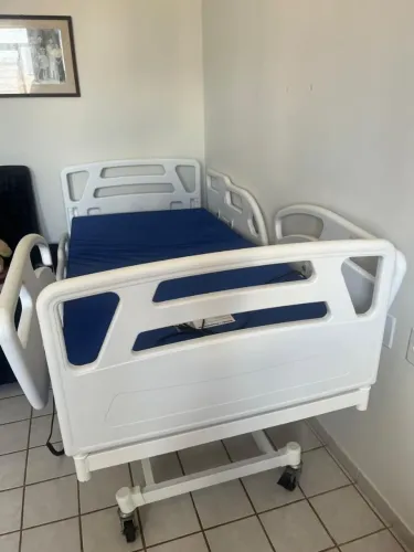 Cama hospitalar motorizada MRC 1033 semi nova com colchão 