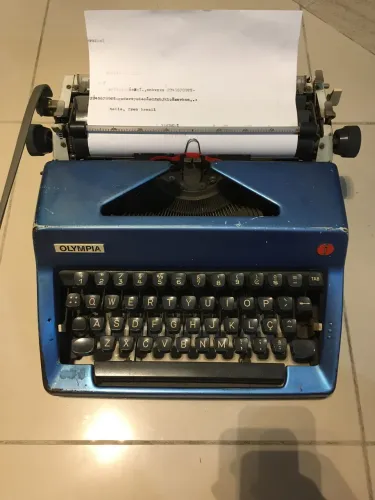 Antiga máquina de escrever Olympia 