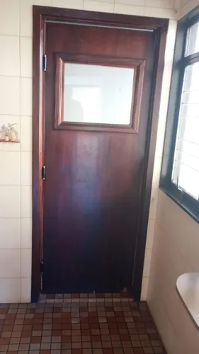 VENDO PORTAS DE MADEIRA PURA, GUARDA ROUPAS DE MADEIRA, PORTÃO E GRADES.
