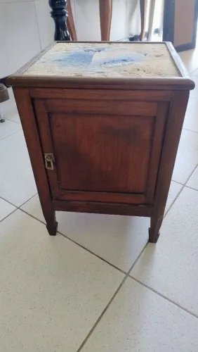 Mesinha de cabeceira antiga 