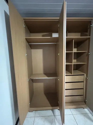 Guarda-Roupa Grande (6 Portas e 4 Gavetas Internal)