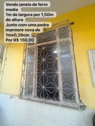 Janela de ferro com grade e pedra mármore