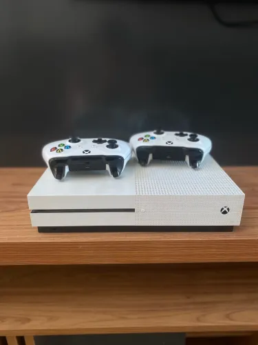 Xbox One S + 2 manetes