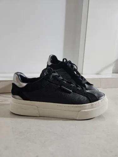 Tenis preto Arezzo