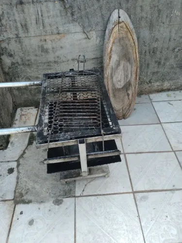 Kit churrasqueira grelha e tábua de corta