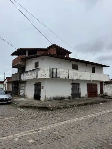 Casa de 3 andares com comércio.