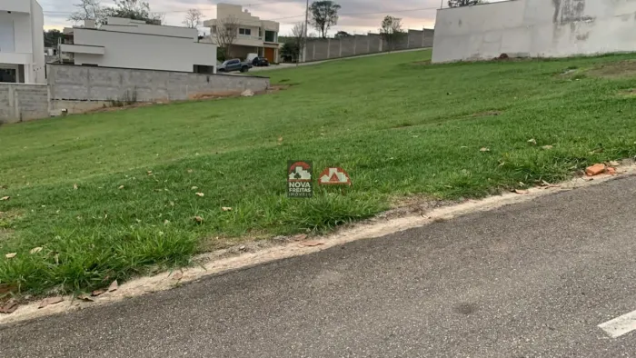 Terreno Padrão em Condomínio em Pindamonhangaba
