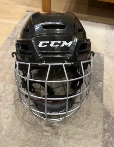 Capacete de hockey com grade
