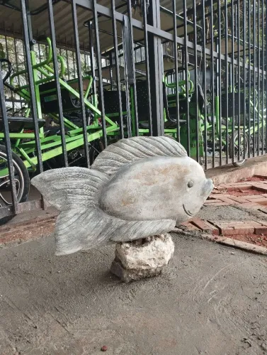 Peixe esculpido em pedra moledo branco