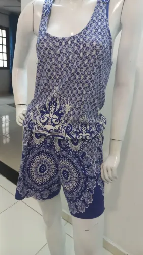 Macacão azul de alça usado tamanho M