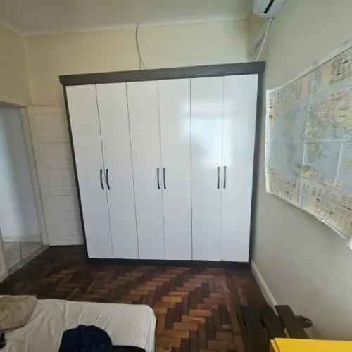 armário 6 portas com 5 gavetas, em bom estado