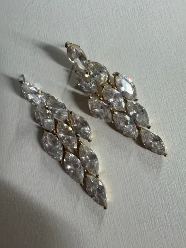 Vendo par de brincos dourados com pedras transparentes - semi joias.