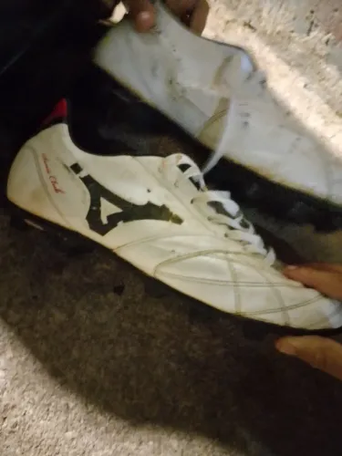 Chuteira Mizuno branca apenas com falha na algo da mizuno