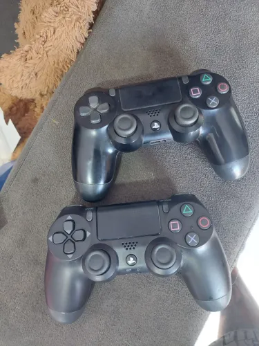 Dois controles de PS4 original e um paralelom
