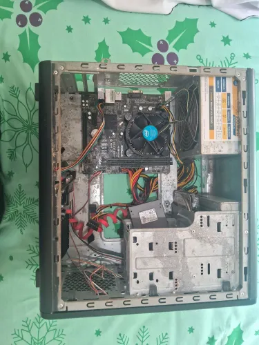 Computador velho de escritório